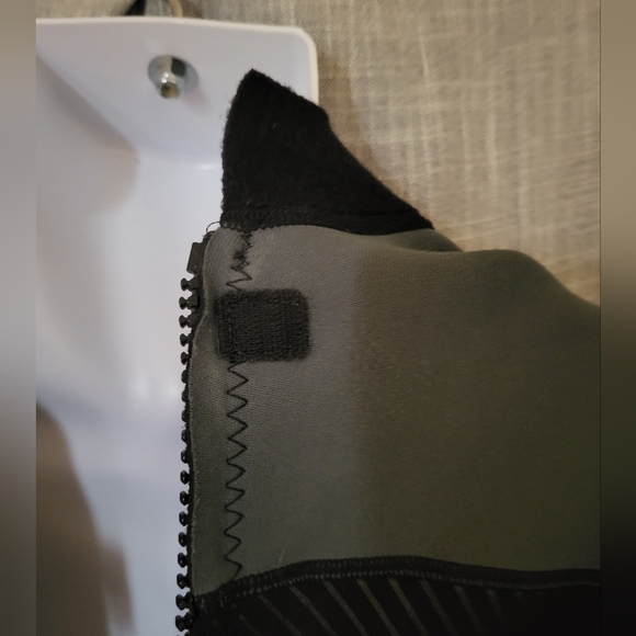 Wetsuit Mens LARGE  Fluid Shortie Swimsuit Black Yellow - Picture 10 of 10